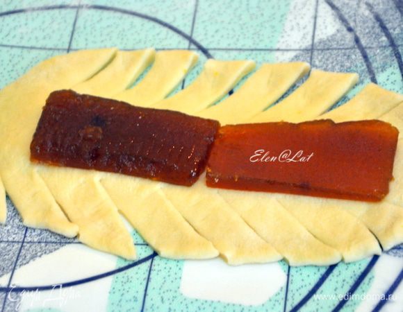 Тесто по краям режем полосками, по фото, надеюсь, все понятно.