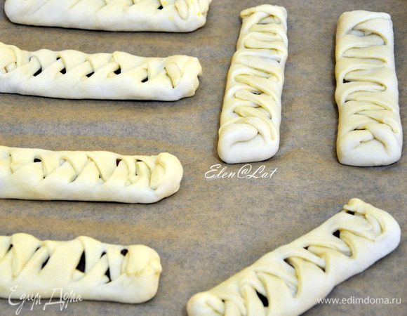 Косички выкладываем на противень, застеленный пергаментом и оставим в теплом месте на расстойке минут на 20. 
Затем косички смазать взбитым яйцом и выпекать в заранее нагретой до 180°С духовке до золотистого цвета. 