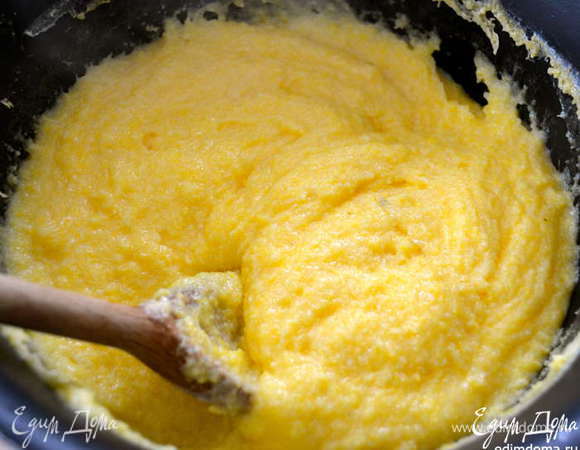 Сварить поленту как в рецепте http://www.edimdoma.ru/retsepty/55284-zharenaya-pechen-s-karamelizirovannym-lukom-i-polentoy 
Только я не добавляю в данном случае цедру и сок лимона... Можно и добавить! ))))