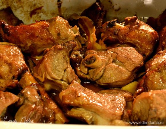 Запекать мясо около 40 минут. Во время запекания перевернуть кусочки 1 или 2 раза. Полить немного "соком", образовавшимся на дне формы.