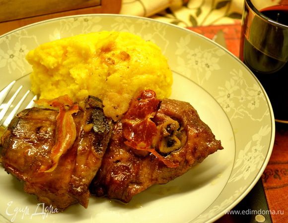 Подаем с полентой и бокалом красного вина! Мне Вам сложно передать словами, насколько это вкусно! )))