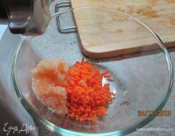 Лук и морковь почистить, крупно нарезать и измельчить в мясорубке.