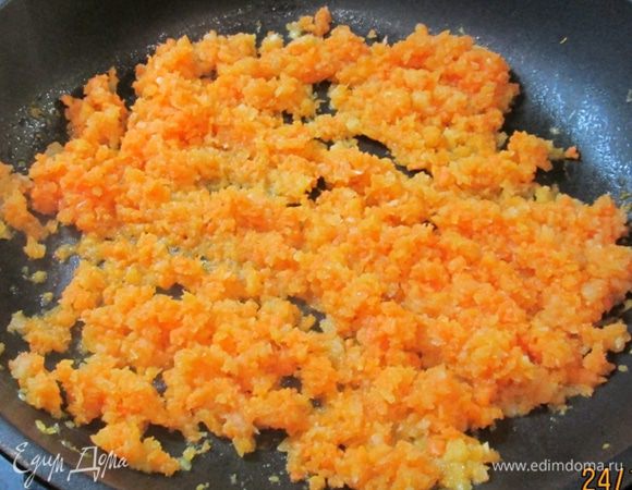 Обжарить овощи в оливковом масле, остудить.