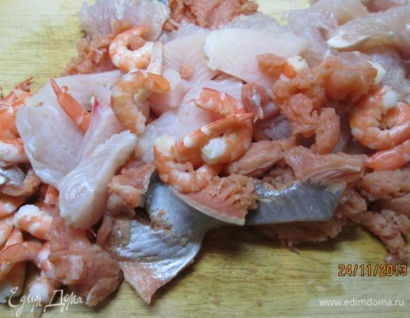Рыбу крупно порезать, креветки почистить. Пропустить через мясорубку.