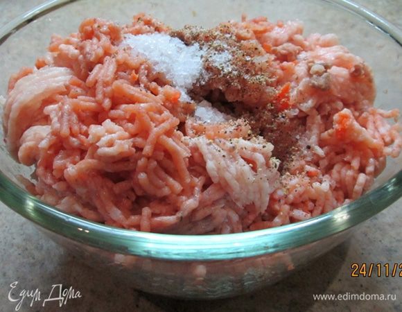 Добавить фарш из рыбы к овощам, посолить-поперить, перемешать. Фарш готов!