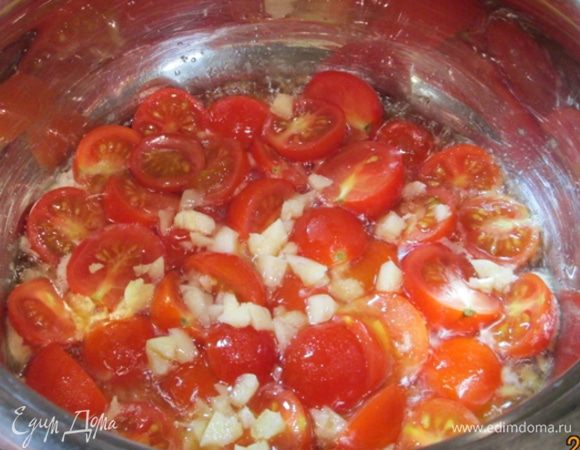 Начинить каннелоне фаршем, выложить в форму.
Для соуса почистить чеснок, раздавить плоской стороной ножа, измельчить.
Помидоры черри разрезать пополам.
В сотейнике разогреть оливковое и сливочное масло, обжарить помидоры с чесноком.
Добавить коньяк, дать закипеть, затем влить сливки, посолить, поперчить. Дать ингредиентам соуса «подружиться» 1 мин.
