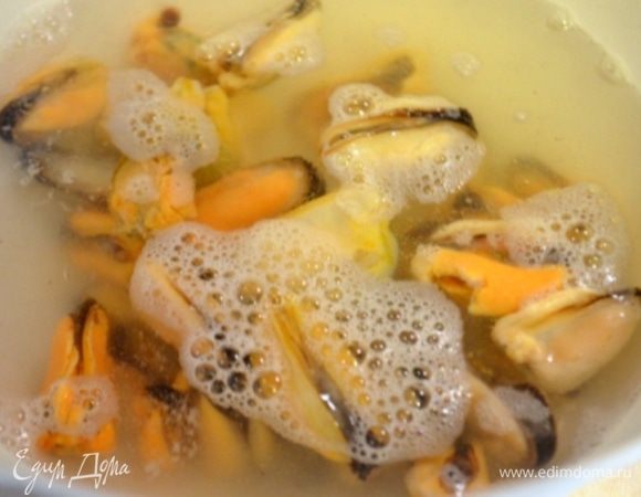 Мидии я брала замороженные, без створок. Залить их кипятком, затем воду слить. Так уйдет лед с них. 