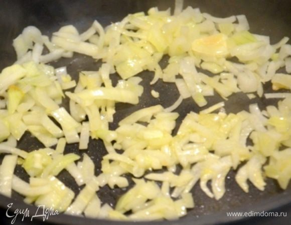 В сотейнике разогреть оливковое масло, обжарить на среднем мелко нарубленный лук и чеснок до мягкости. 