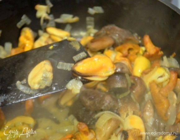 Добавляем мидии и тушим еще 5 минут. Солим, перчим, добавляем немного сухого тимьяна. 