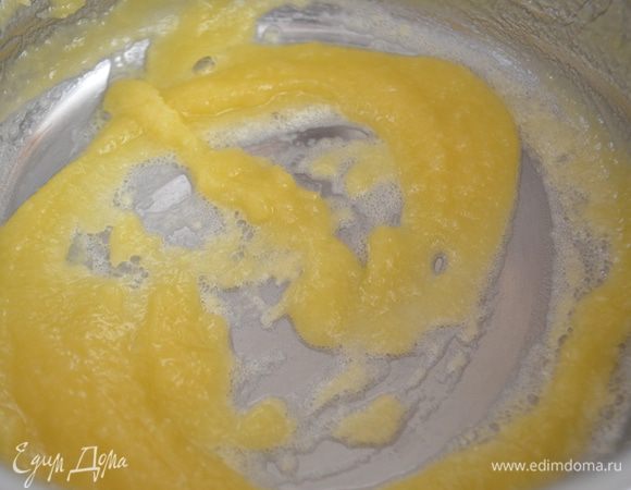 Масло сливочное растопить в ковшике, добавить муку (у меня 1 столовая ложка с горкой) и обжарить все вместе 2 минуты. 