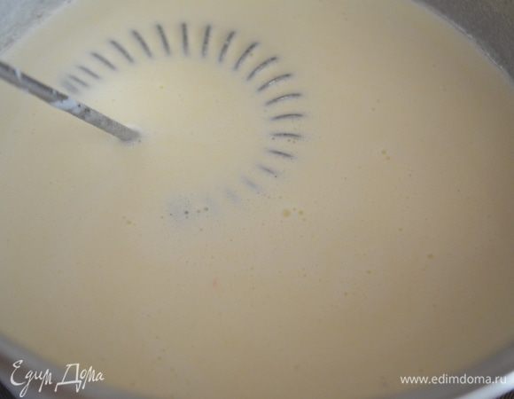 Влить молоко и венчик сразу взбить, чтобы не было комков. Чуть посолить, поперчить и добавить капельку мускатного ореха. Варить на среднем огне около трех минут, пока соус не загустеет. 