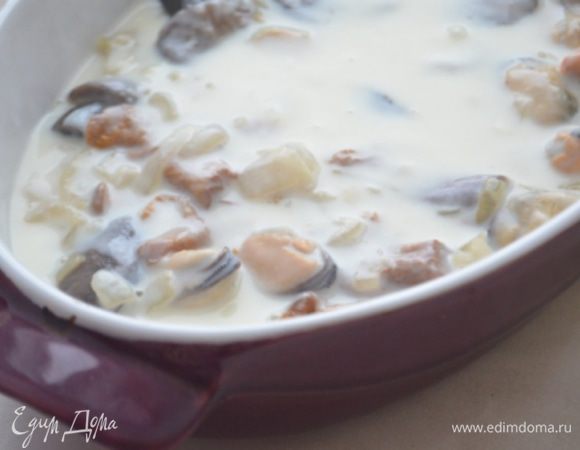 Залить соусом наши мидии с грибами.