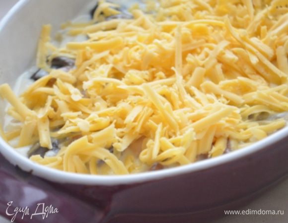 Посыпать сыром и сухарями ( сухари дадут отменную корочку, а с низу будут нежные мидии в соусе...). Выпекать 25 минут при 200 гр, до появления золотистой румяной корочки.