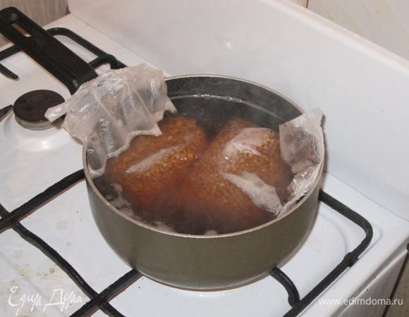 Для начинки взять гречку и отварить. Я взяла готовые пакетики с гречкой, отварила в кипящей подсоленной воде в течение 15 минут. Я отварила 2 пакетика, но это на всякий случай. Одного пакетика хватило.