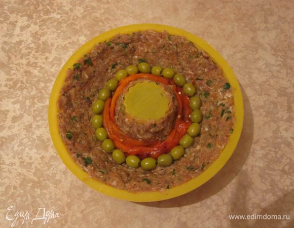 Смешать с отварной гречкой, посолить, поперчить. Начинка готова. Теперь надо подготовить фарш. Морковь вымыть, очистить, натереть на мелкой терке, соединить с фаршем, добавить мелко нарезанную зелень, измельченный чеснок, перемешать. Посолить, поперчить, вбить яйцо, всыпать манку. Хорошо вымешать. Сладкий перец вымыть, испечь в духовке, снять кожицу, удалить семена, нарезать полосками. Фарш разделить на 2 части. Большую часть подготовленного фарша выложить на дно формы, смазанной маслом. Аккуратно распределить фарш по форме, выложить нарезанный испеченный перец, оливки.