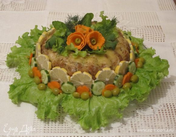 Выложить гречку с грибами. Всю начинку закрыть остальной частью фарша. Слегка примять. Накрыть фольгой. Выпекать в духовке 1,5 часа при 180 С. Охладить, перевернуть, выложить на противень. Посыпать натертым сыром. Запекать 10 минут. Приготовление требует времени, поэтому мясной венок можно приготовить заранее, за 1 день, и поставить в холодильник. А перед самой подачей посыпать тертым сыром и запечь в духовке.