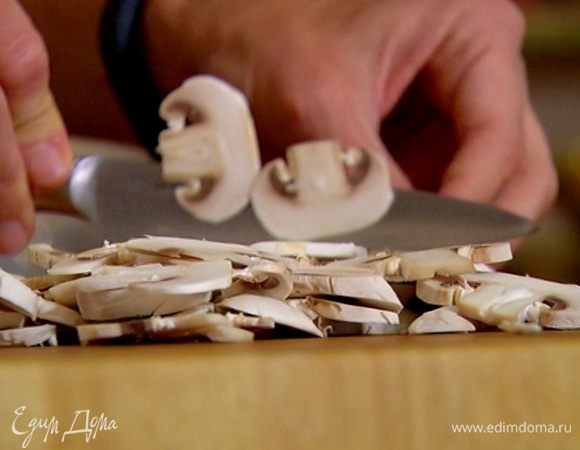 Грибы нарезать пластинками.