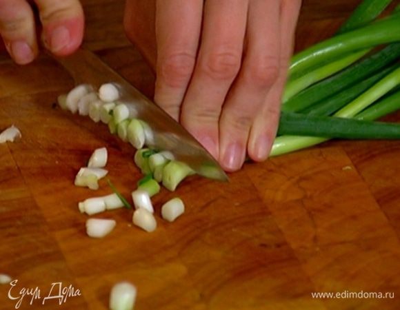 Зеленый лук мелко порезать.