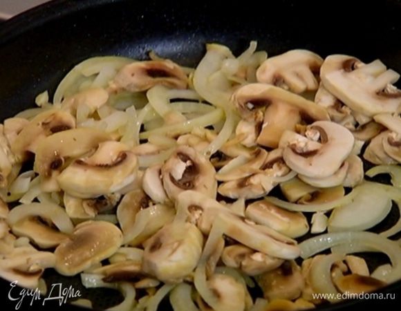 Грибы и чеснок добавить в сковороду с луком, перемешать и обжарить, затем слегка посолить и поперчить.