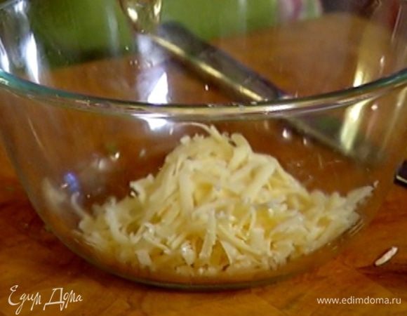 Сыр натереть на крупной терке.