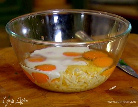 Яйца соединить с натертым сыром, влить молоко, посолить, поперчить и перемешать.