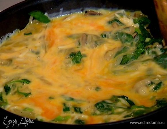 Яично-сырную массу вылить в сковороду с грибами и шпинатом.