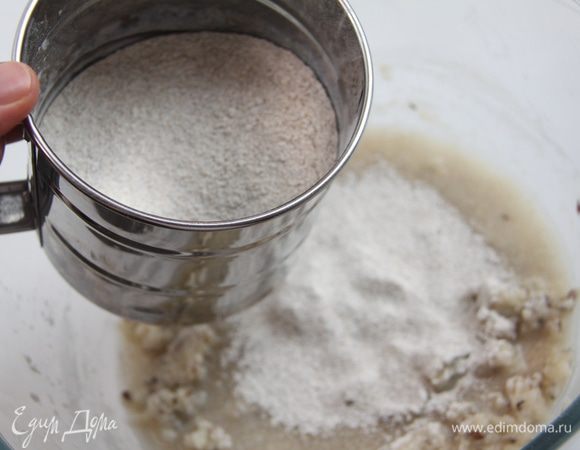 В заварное тесто добавить дрожжи с сахаром, затем просеять туда же ржаную муку (150 г). Замесить тесто.