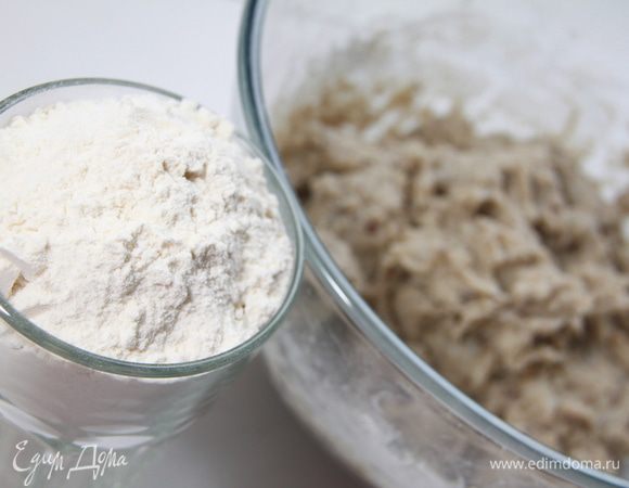 Добавить 360 г пшеничной муки (может понадобится больше). Замесить тесто.