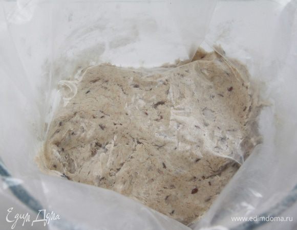 Тесто оставить под плёнкой на 30 минут для автолиза.