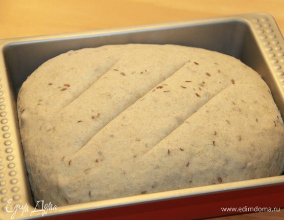 Через час-полтора тесто обмять, сформировать батон, уложить в форму для выпекания (дно формы слегка припылить мукой). Оставить на подъём ещё на час. 