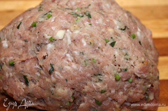 Сделать из мяса фарш, использую самую мелкую насадку для мясорубки. Чеснок, петрушку и 1 луковицу мелко нарезать, добавить к фаршу. Соль и перец по вкусу.