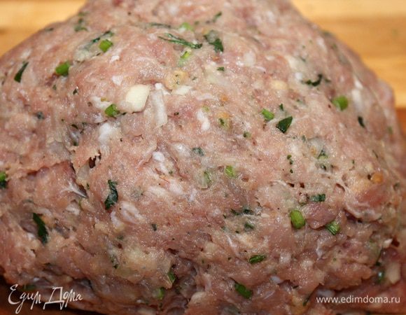 Сделать из мяса фарш, использую самую мелкую насадку для мясорубки. Чеснок, петрушку и 1 луковицу мелко нарезать, добавить к фаршу. Соль и перец по вкусу.