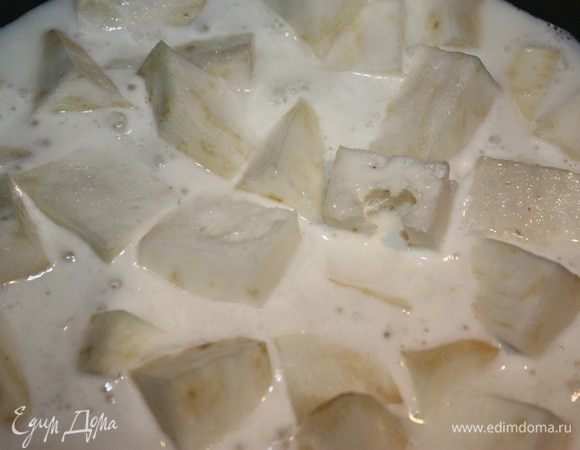 Сельдерей и картофель почистить и вымыть. Порезать на одинаковые кусочки и поставить вариться в молоке до готовности. Соль по вкусу. У меня это заняло 35 минут, на среднем огне.