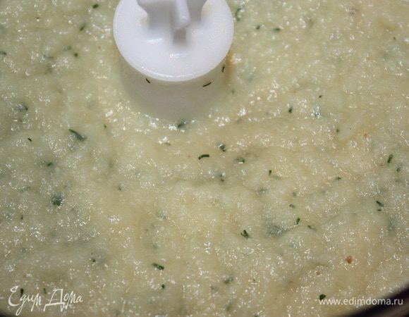 1 луковицу мелко нарезать и обжарить на сливочном масле до золотистого цвета. Сельдерей пюрировать в блендере, добавить укроп и лук. Все перемешать. 