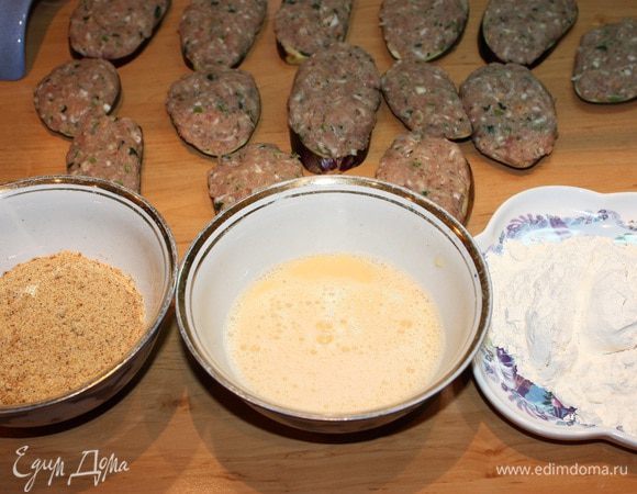 Баклажаны с фаршем обвалять в муке, потом в яйце и в сухарях. На сковородку опускаем фаршем вниз.