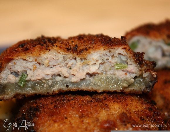 Подавать в горячем виде с пюре из сельдерея. Маслины и маринованный чеснок отлично дополняют вкус этого блюда.