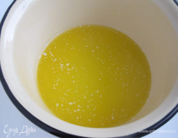 Масло растопить и охладить до комнатной температуры.