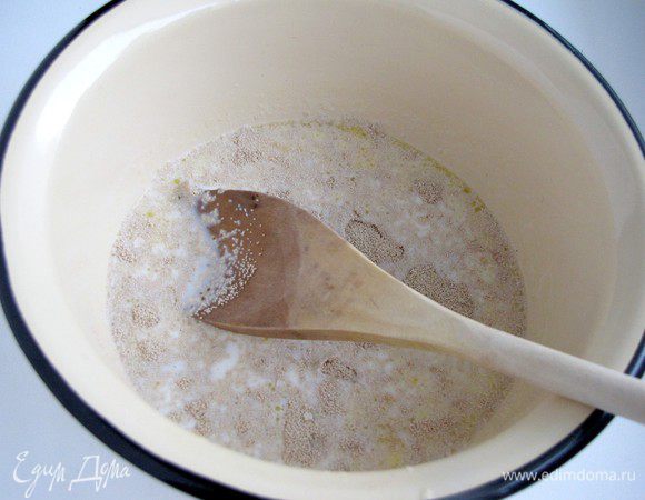 В теплом молоке растворить дрожжи.