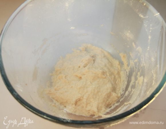 Замесить ОПАРУ из 125 г тёплого эля, 125 г муки 1 сорта и 5 г свежих дрожжей. Оставить при комнатной температуре на 3-5 часов, пока на опаре не начнут появляться пузырьки.