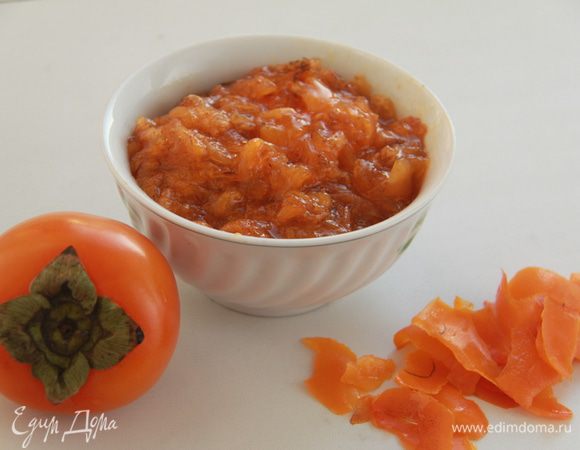 Хурму очистить от кожицы и семян. Мякоть размять вилкой. Из двух очищенных хурмушек у меня получилось 320г пюре.