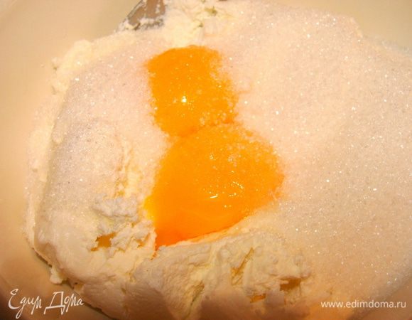 Для шариков: смешать творог, два желтка, 150 г сахара, кокосовую стружку.