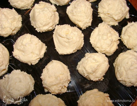 Скатать шарики размером с грецкий орех и убрать в морозилку на 30 минут.