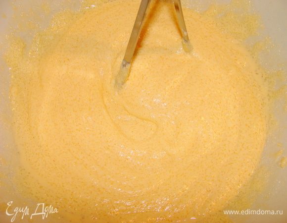 Для теста: растереть размягченный маргарин со 150 г сахара. Добавить два яйца и оставшийся белок, все взбить. Добавить сметану, 3 с/л молока и муку, размешать.