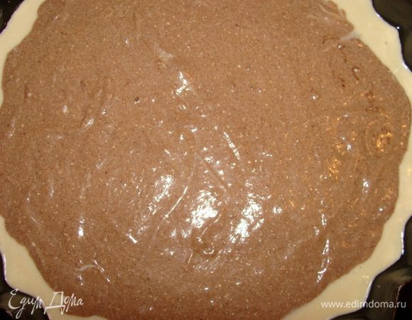 Половину теста вылить в смазанную маслом форму. В оставшуюся половину добавить 2 с/л какао, вылить тесто сверху.