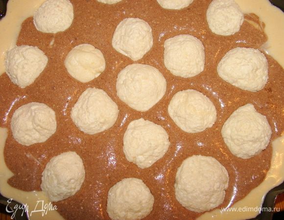 Достать творожные шарики из морозилки, вдавить их в тесто. Поставить выпекать пирог в разогретую до 180* духовку на 45-60 минут. Вынуть пирог из духовки, полностью остудить.