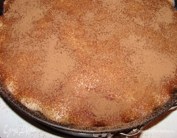 Пирог я выпекала в фигурной форме. Теперь пирог поместить в разъемную форму по размеру, залить кремом, присыпать какао через ситечко и дать настояться не менее 2 часов.