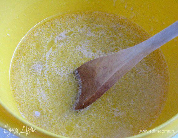 Соединить масло, молоко с дрожжами, слегка взбитое яйцо, сахар, и соль. перемешать.