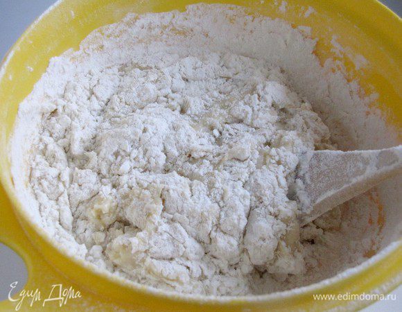 Всыпать муку и замесить мягкое  тесто. Муки может понадобиться чуть больше или меньше. Главное, не пересыпать муки, чтобы тесто не было тугим.