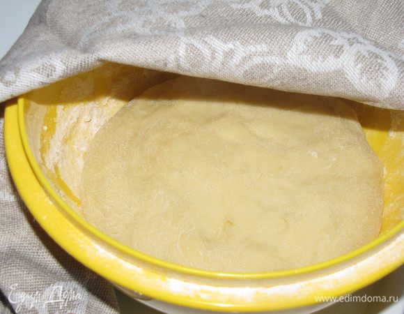 Поставить тесто в теплое место для подъема, закрыв пленкой или полотенцем. Оставить на 1 час.