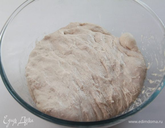 В большой миске соединить 750 г просеянной хлебопекарной муки, 50 г цельнозерновой муки, 500 г воды, 5 г свежих дрожжей и опару. Работать с тестом 10-12 минут.